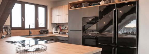 Wiesmeier Die Küche in Landshut-Ergolding | Header Referenzen - Moderne Küche in Dachgeschosswohnung